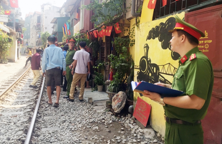 Quận Hoàn Kiếm ra quân lập lại trật tự hành lang đường sắt