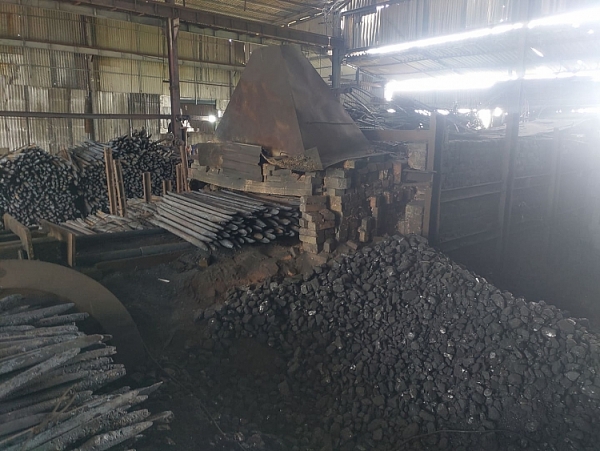 nguoi dan khon kho vi xuong san xuat duc can thep xay dung buc tu moi truong