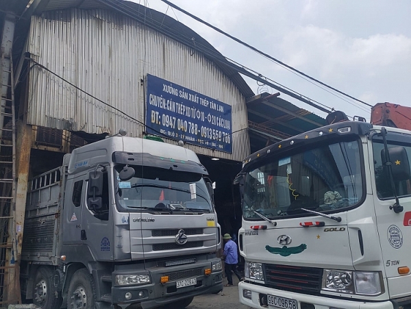 nguoi dan khon kho vi xuong san xuat duc can thep xay dung buc tu moi truong