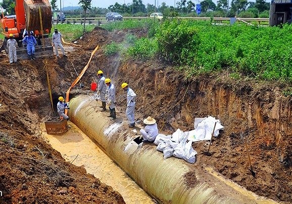 Vỡ ống nước sông Đà, 100.000 người Hà Nội đối diện nguy cơ thiếu nước