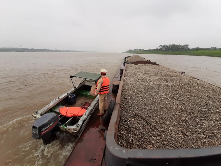 Hà Nội: Bắt giữ 2 tàu khai thác cát trái phép