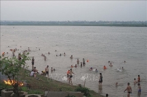 Cảnh báo nguy hiểm ở các bãi tắm tự phát ở Hà Nội