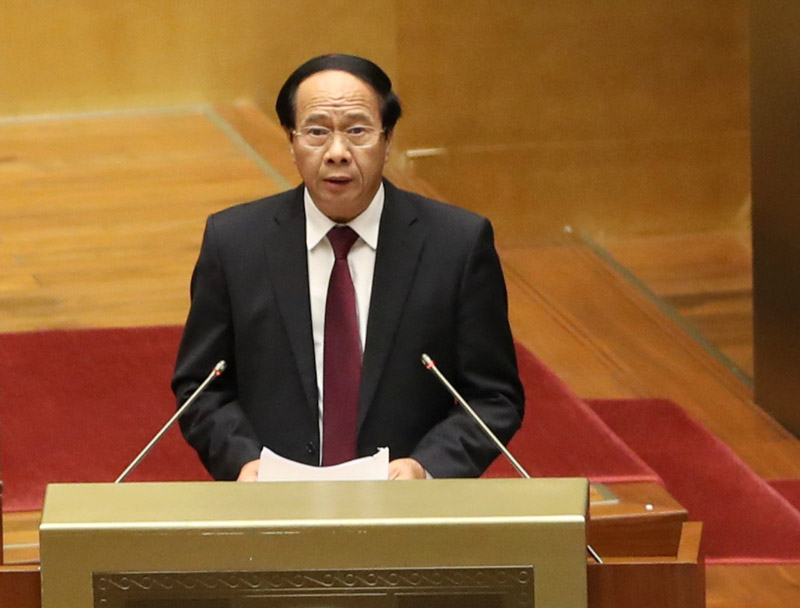 Phó Thủ tướng Lê Văn Thành trình bày báo cáo tại kỳ họp