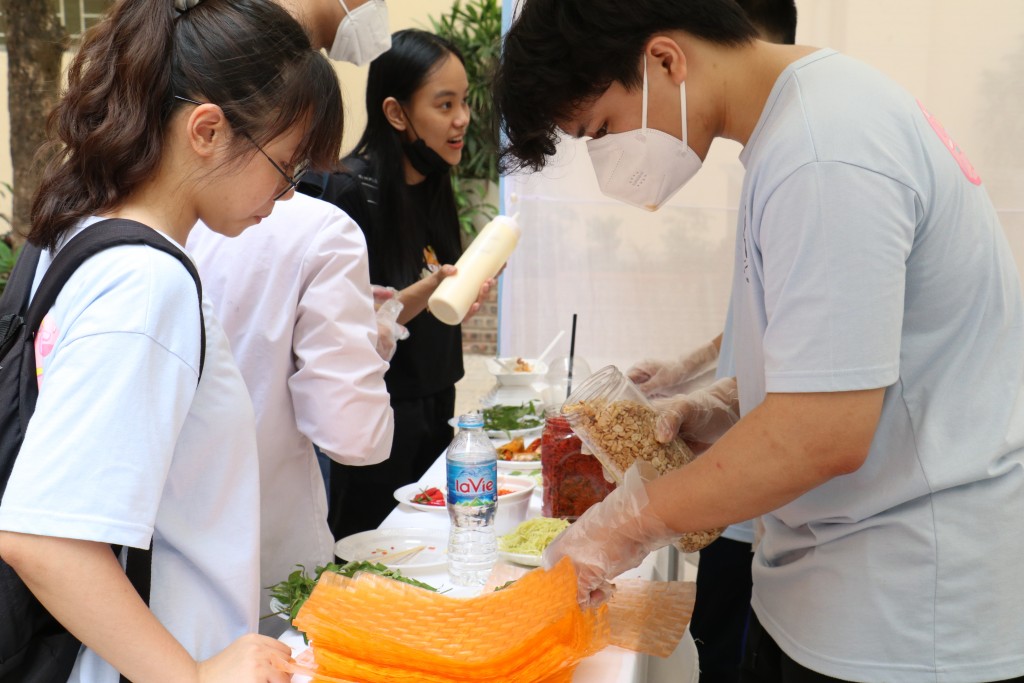 Hội chợ ẩm thực sôi động và ý nghĩa của học sinh Chuyên Sư phạm