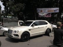 ha noi va cham giao thong voi xe taxi sieu xe bentley bentayga hu hong mot banh sau