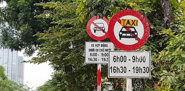 nhieu tuyen pho ha noi cam taxi va xe tai hoat dong gio cao diem