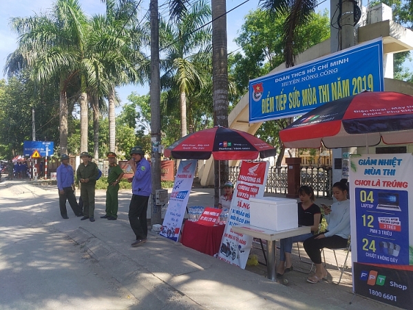 thanh hoa hang tram thi sinh vang mat trong ngay dau tien