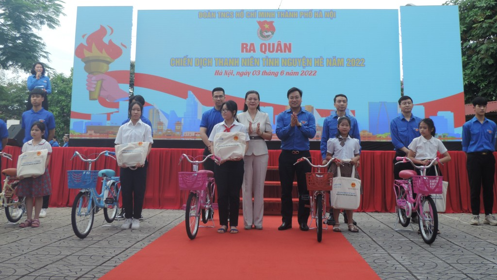 Các em học sinh được trao tặng xe đạp