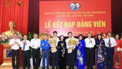 ha noi thieng lieng le ket nap dang cho 2 hoc sinh xuat sac