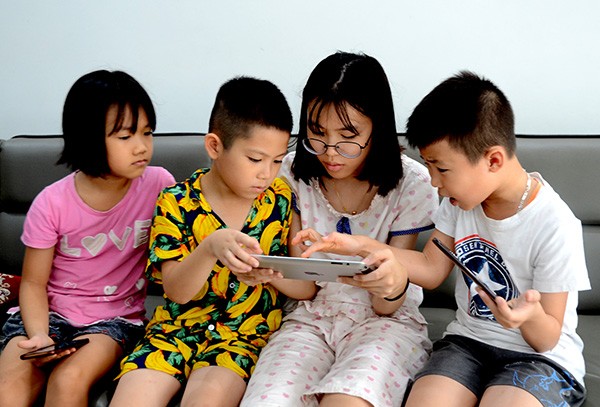 : Ở đâu chúng ta cũng có thể bắt gặp hình ảnh trẻ em sử dụng smartphone
