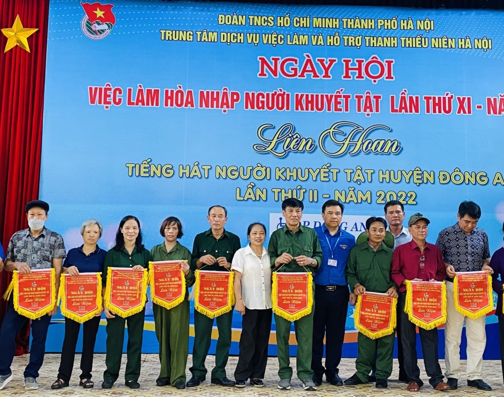 Đại diện Ban tổ chức trao cờ lưu niệm tới các đơn vị tham gia