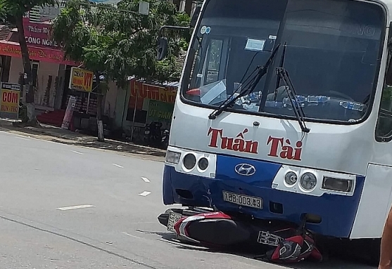 Thanh Hóa: Thót tim xe khách cuốn xe máy vào gầm khi đang lưu thông