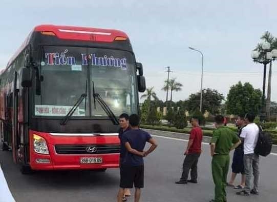 Thanh Hóa: Côn đồ ném đá vỡ gương, hàng chục hành khách trên xe hoảng loạn