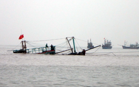 Chìm tàu cá ngoài khơi, 4 ngư dân may mắn thoát chết trên biển Thanh Hóa