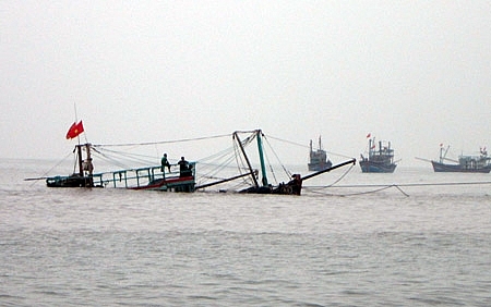 chim tau ca ngoai khoi 4 ngu dan may man thoat chet tren bien thanh hoa