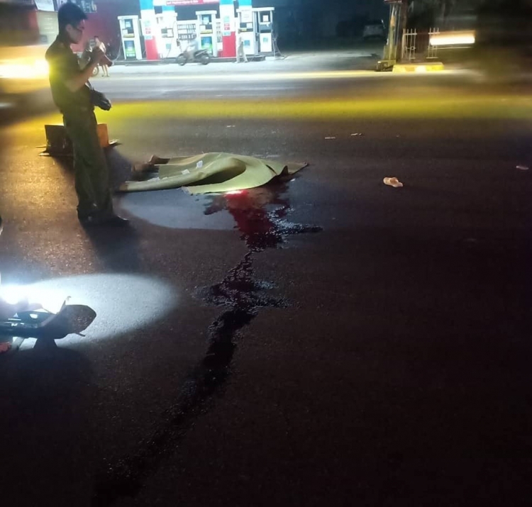 Đi bộ sang đường, một nam thanh niên bị xe máy đâm tử vong tại chỗ