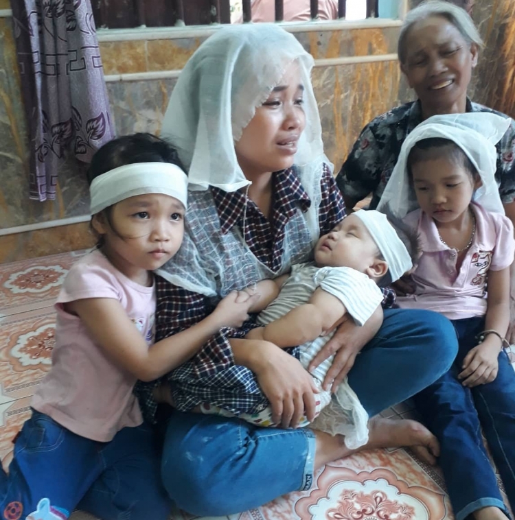 Mẹ già, con dại đẫm nước mắt tiễn đưa tài xế bị xe máy đâm tử vong tại Bỉm Sơn, Thanh Hóa