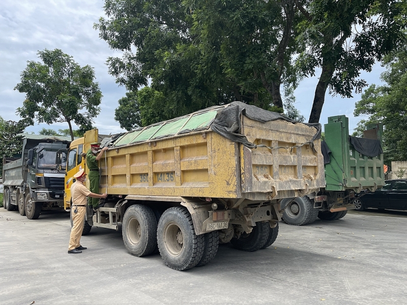 Thanh Hóa: Công an huyện Thọ Xuân phạt chủ xe chở quá tải gần 400 triệu đồng
