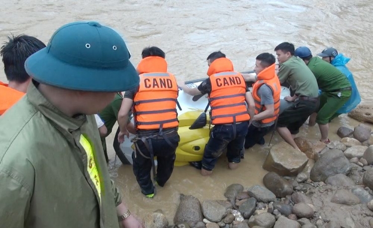 Công an Thanh Hóa quên mình giữa dòng nước lũ