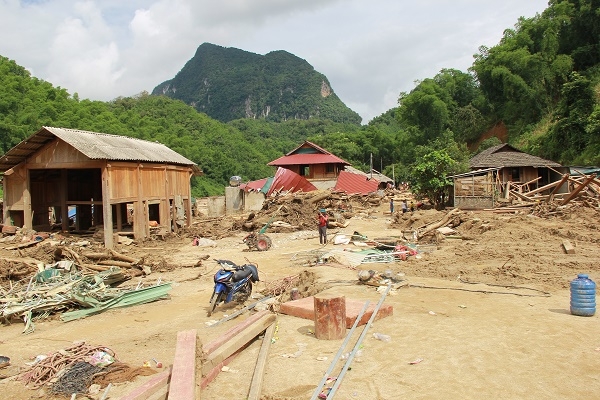 Xử lý môi trường, dịch bệnh giúp người dân vùng lũ Thanh Hóa ổn định cuộc sống