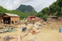 Xử lý môi trường, dịch bệnh giúp người dân vùng lũ Thanh Hóa ổn định cuộc sống