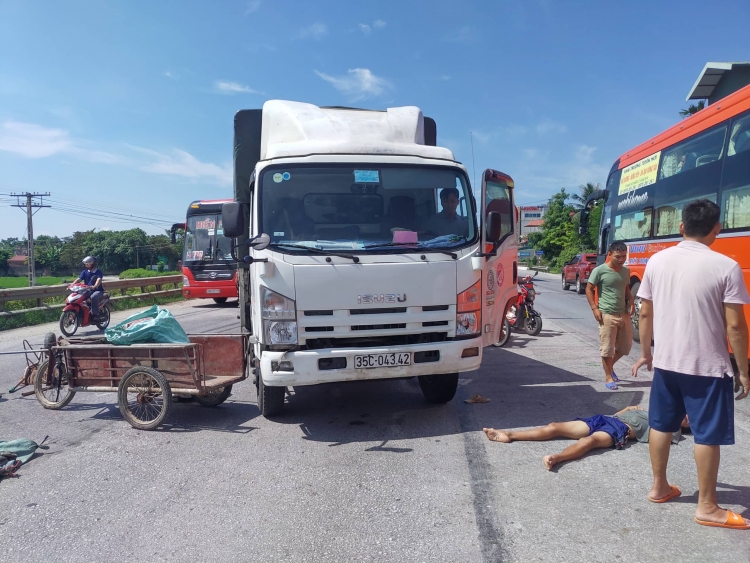 Thanh Hóa: Va chạm với xe tải trên QL1A, 1 người nhập viện