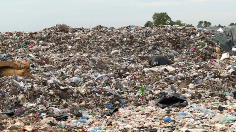 Thanh Hóa: Dân khốn khổ vì bãi rác chất cao như núi ở Sầm Sơn