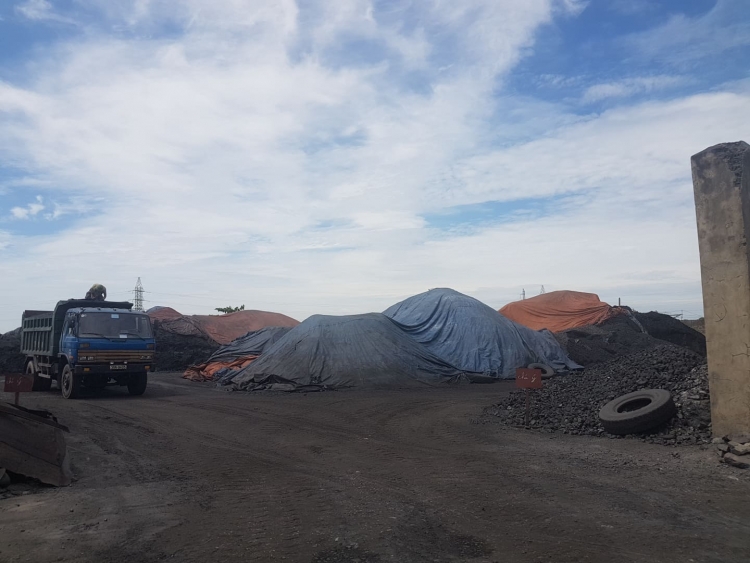 Ninh Bình: Ai dung túng để bãi than, vật liệu xây dựng 