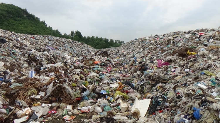 Bãi rác thị xã Bỉm Sơn quá tải bốc mùi hôi thối khắp vùng