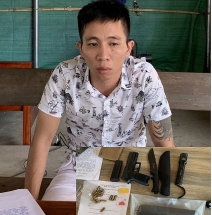 Kiểm tra xe vi phạm, CSGT phát hiện súng và ma túy