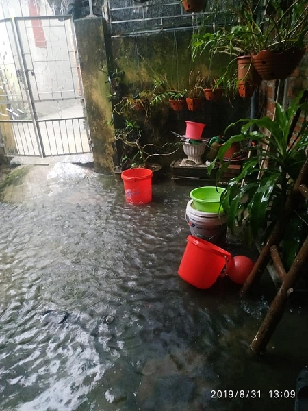 Mưa lớn nước ngập đến bàn thờ ở Sầm Sơn mua lon nuoc ngap den ban tho o sam son