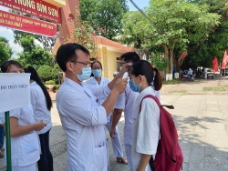 Thanh Hoá: Cán bộ y tế trực ở điểm thi Bỉm Sơn