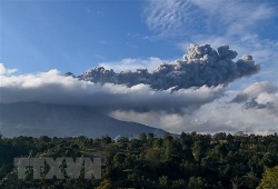 indonesia nui lua sinabung phun trao tro lai sau mot loat tieng no