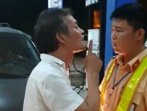 Tài xế xe biển xanh, tát CSGT bị phạt 2,5 triệu đồng