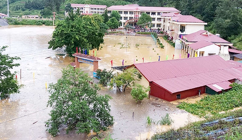 Nóng tuần qua: Lào Cai thiệt hại vì mưa lớn, xe môi trường đổ trộm bùn thải