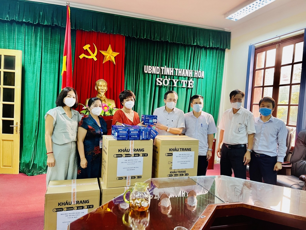 Công an tỉnh Thanh Hóa trao tặng 37.000 khẩu trang và nhu yếu phẩm