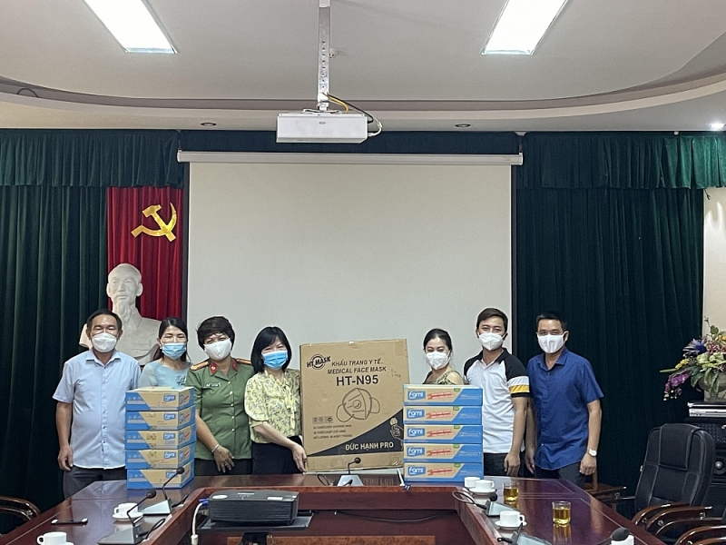Công an tỉnh Thanh Hóa trao tặng 37.000 khẩu trang và nhu yếu phẩm