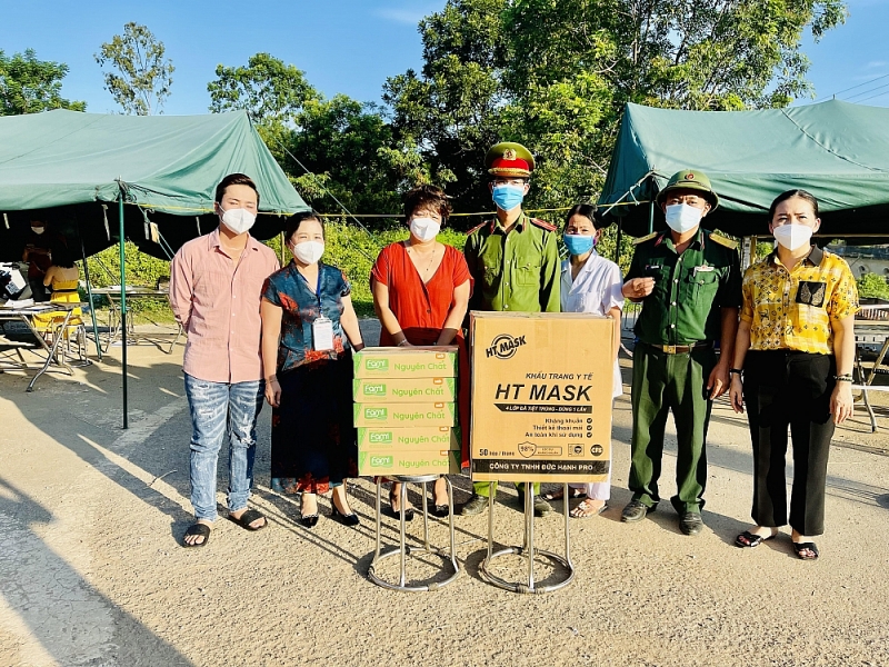 Công an tỉnh Thanh Hóa trao tặng 37.000 khẩu trang và nhu yếu phẩm