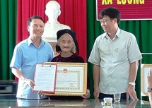 Trao tặng Bằng khen cho cụ Mơ xin thoát nghèo