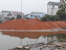 Phú Thọ: Ngang nhiên san lấp lòng hồ Chằm Chùa trái phép