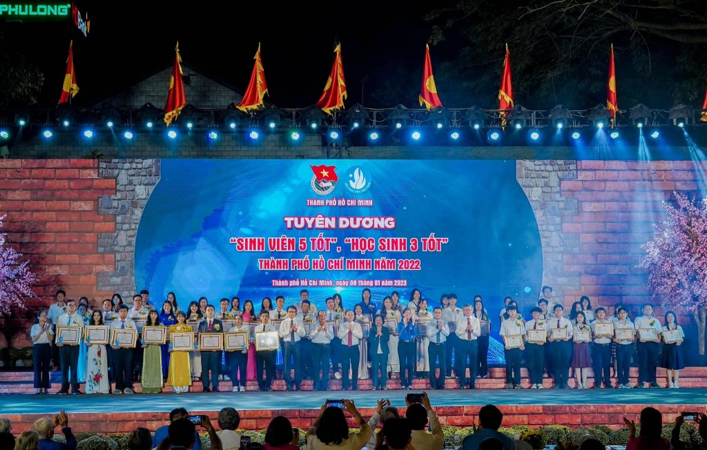 21 gương “Sinh viên 5 tốt” và 34 gương “Học sinh 3 tốt” được tuyên dương trong “Đêm hội Quang Trung”