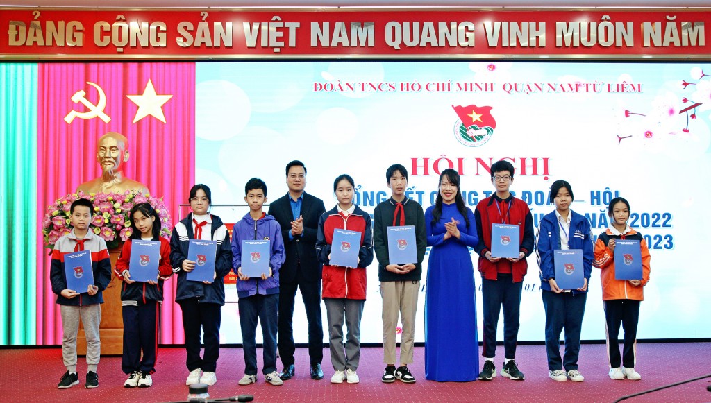 Đồng chí Trần Quang Hưng và đồng chí Trương Thị Quỳnh Anh