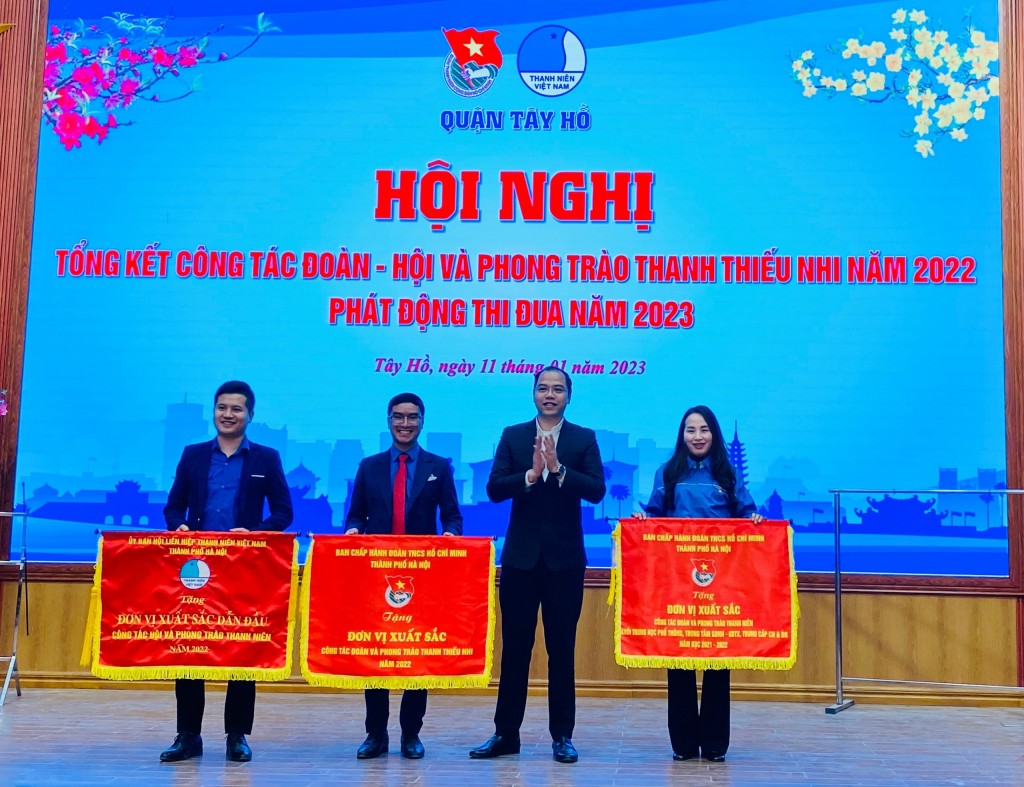 Đồng chí Nguyễn Tiến Hưng, UVBCH Trung ương Đoàn, Phó Bí thư Thành đoàn, Chủ tịch Hội Sinh viên thành phố Hà Nội trao cờ thi đua cho các tập thể xuất sắc