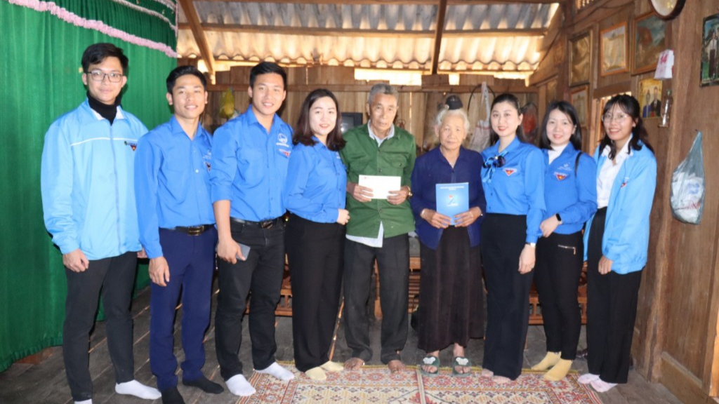 Tuổi trẻ Đại học Quốc gia Hà Nội mang “Đông ấm”đến Sốp Cộp Tuổi trẻ Đại học Quốc gia Hà Nội mang “Đông ấm”đến Sốp Cộp