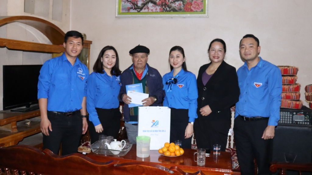 Tuổi trẻ Đại học Quốc gia Hà Nội mang “Đông ấm”đến Sốp Cộp Tuổi trẻ Đại học Quốc gia Hà Nội mang “Đông ấm”đến Sốp Cộp