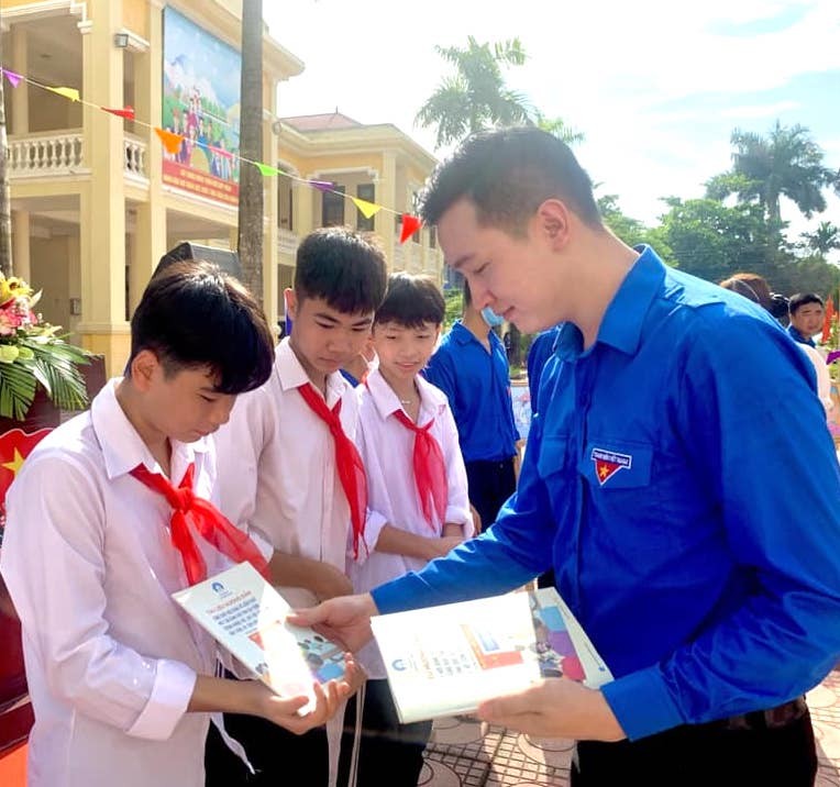 Chủ tịch Hội đồng Đội thành phố Hà Nội trao quà tới học sinh, thiếu nhi Thủ đô