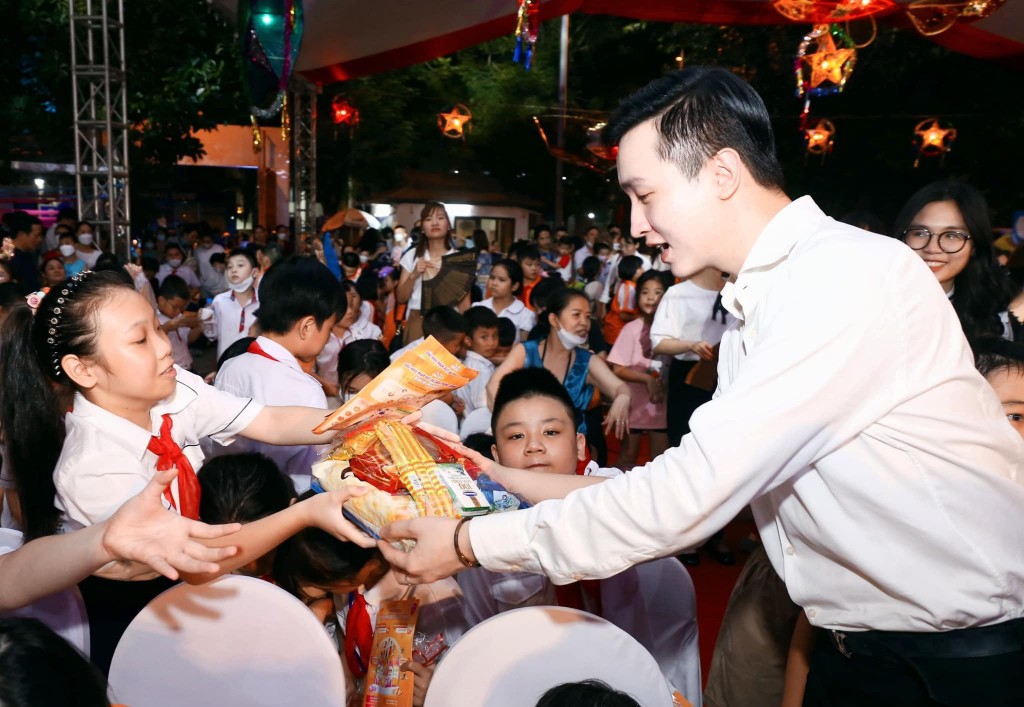 Đồng chí Đào Đức Việt trao quà cho các em thiếu nhi