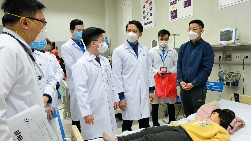 Bí thư Thường trực Trung ương Đoàn Nguyễn Ngọc Lương thăm, động viên các y, bác sĩ và bệnh nhi đang điều trị tại Bệnh viện Nhi Trung ương
