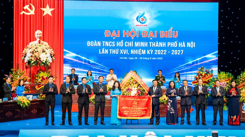Đại hội đón nhận bức trướng do Thành ủy Hà Nội trao tặng