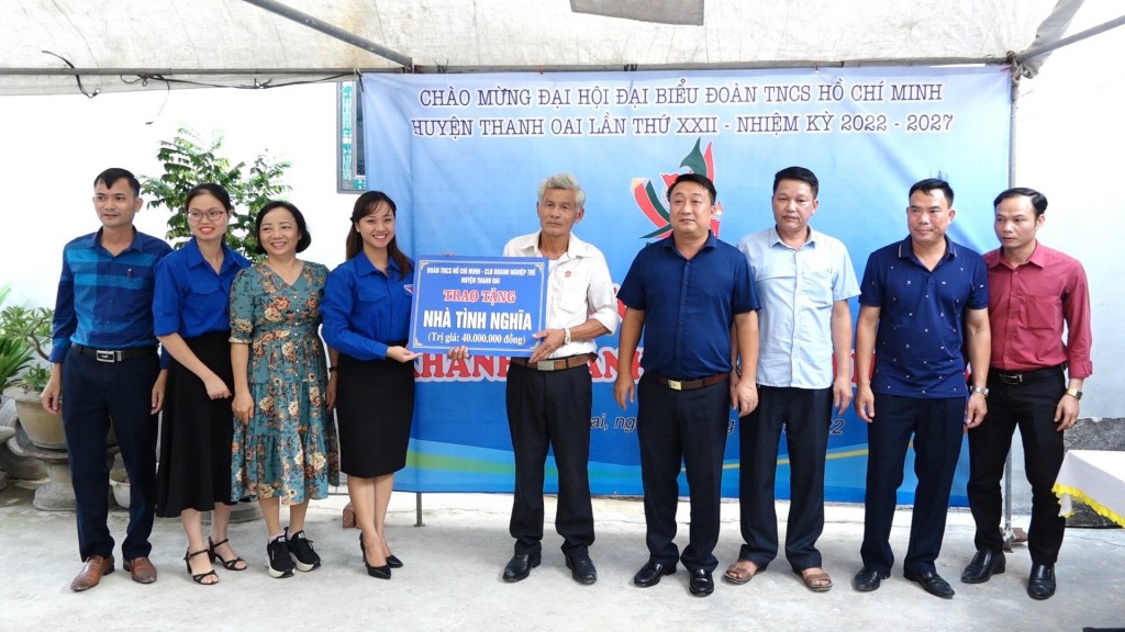 Đồng chí Nguyễn Khánh Bình - Phó Chủ tịch UBND huyện chứng kiến và cùng trao hỗ trợ xây dựng Nhà Nhân ái của Huyện đoàn Thanh Oai